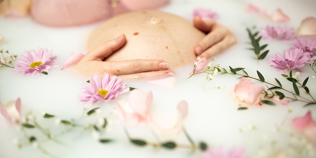 séance photo grossesse dans un bain de lait mulhouse alsace
