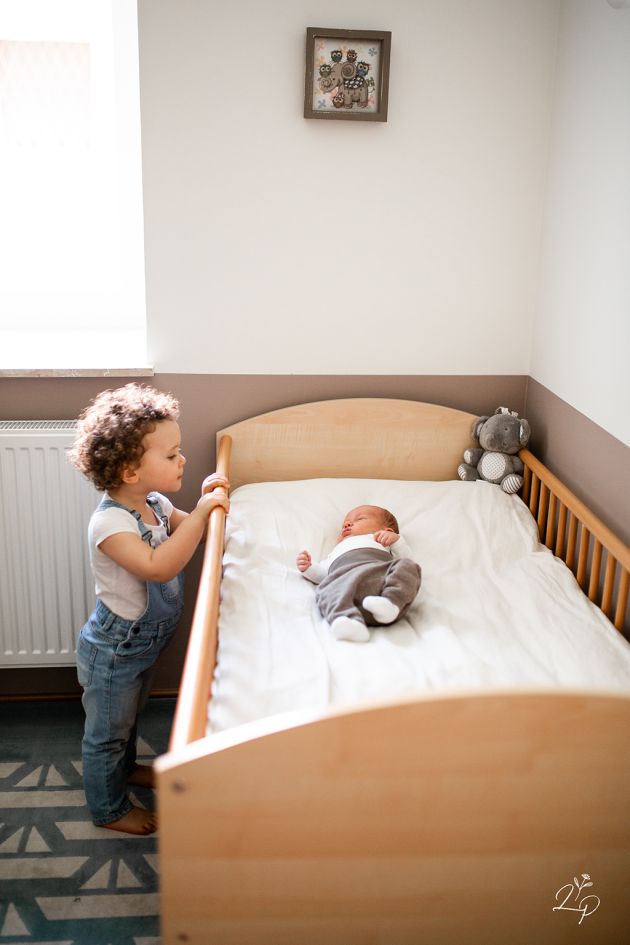 Photo fratrie, soeur et bébé, forfait photo naissance, Mulhouse, Haut-Rhin
