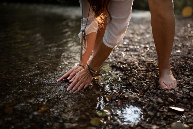 Portrait de femme sauvage, au bord de l'eau, Alsace, Haut-Rhin