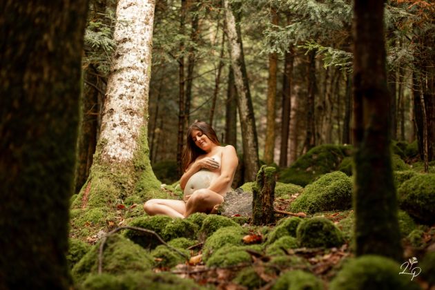 Portrait de femme enceinte, photo de maternité sauvage, dans la nature, en montagne