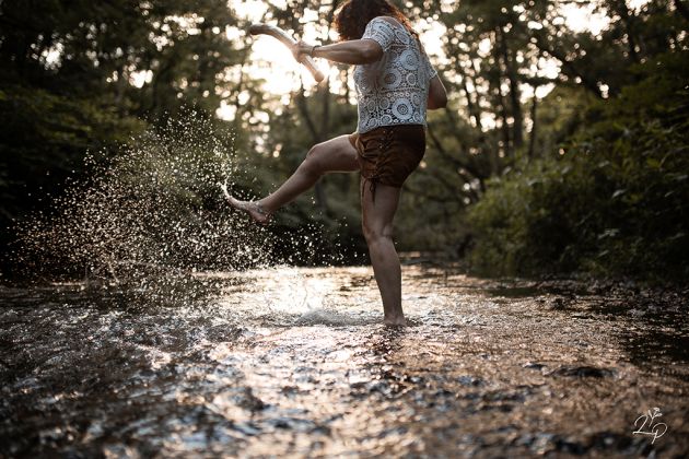 Portrait de femme, à la rivière, les pieds dans l'eau, Lutterbach, Haut-Rhin