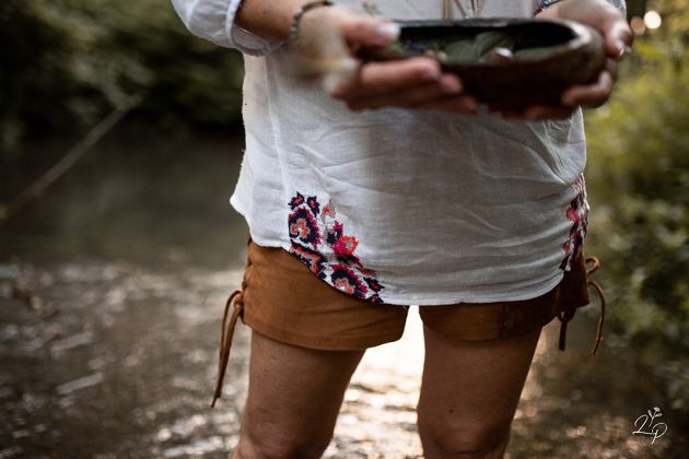 Portrait de femme, au bord de l'eau, rituel, portrait femme sauvage, Alsace, Haut-Rhin