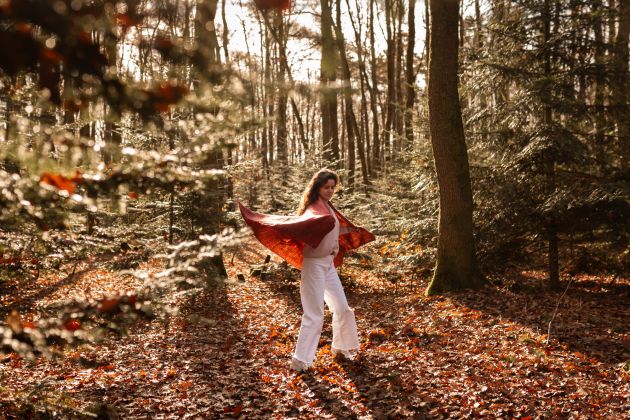 Lauriane Pujo photographe à Thann, portrait femme sauvage en forêt