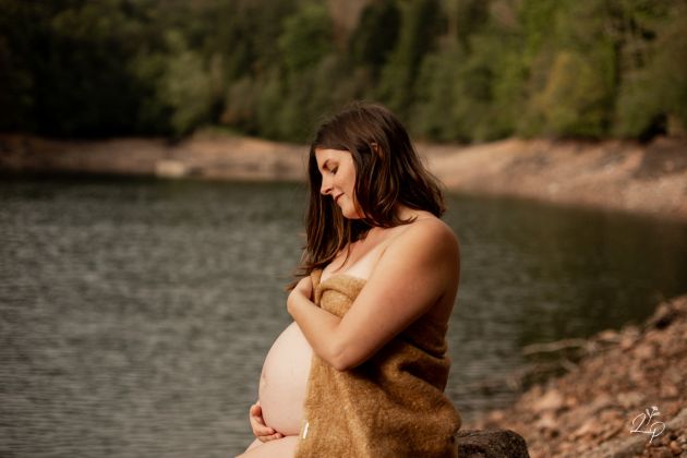 Portrait de femme sauvage, enceinte, shooting grossesse, en extérieur, dans la nature, Haut-Rhin, Mulhouse