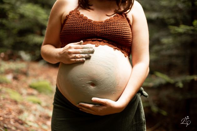 Portrait de femme enceinte, sauvage, peinture ventre
