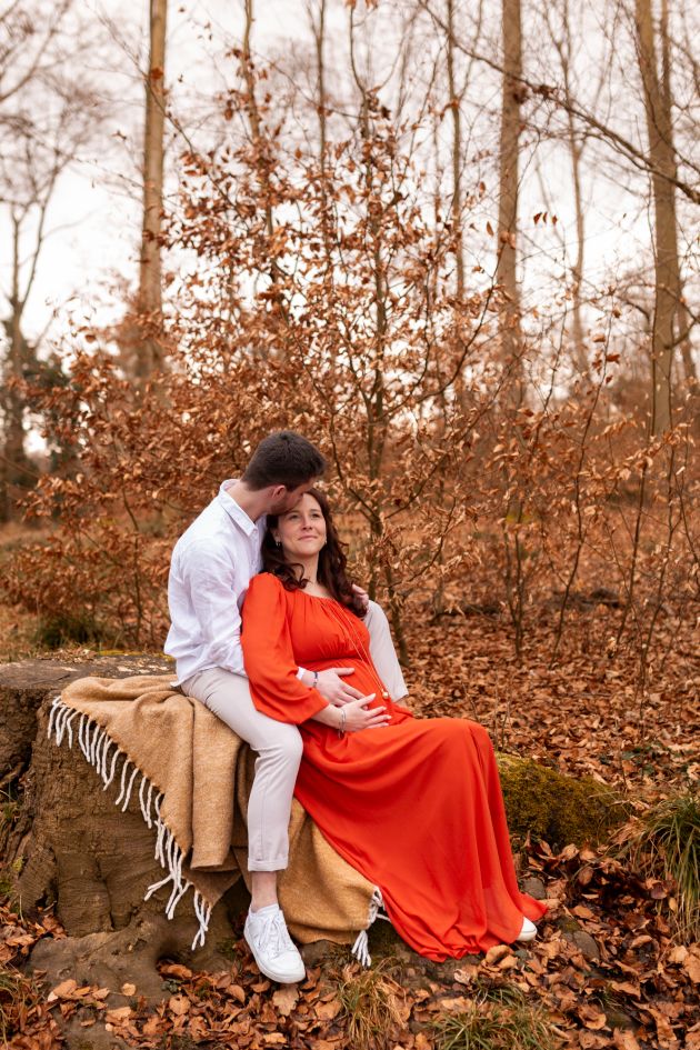 Photo grossesse couple, dans la nature, extérieur, en forêt, photo naturelle, Mulhouse, Haut-Rhin