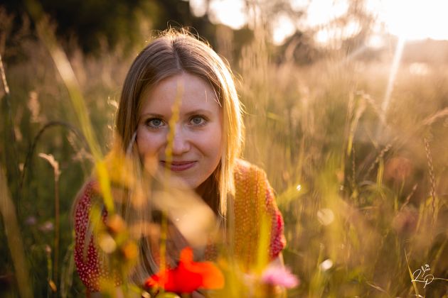 photographe Lauriane Pujo, portrait de femme champêtre en extérieur, Mulhouse