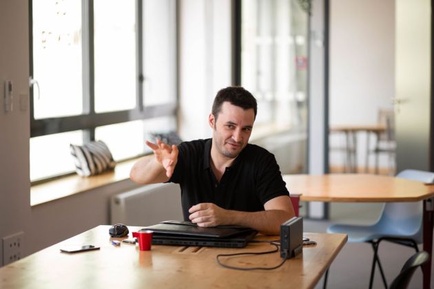 Portrait pro, pour les réseaux sociaux, séance photo entreprise, coworking, Mulhouse, Haut-Rhin, informaticien, photo pour site internet