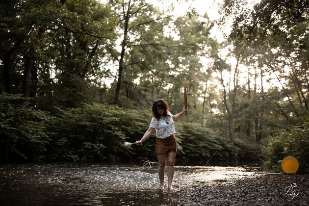 Portrait de femme, rituel, à la rivière, les pieds dans l'eau