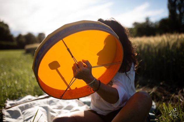Portrait de femme, rituel, tambour