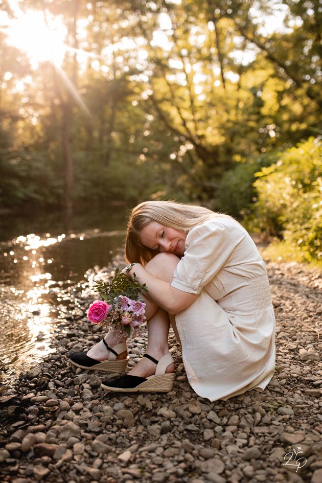 photographe Lauriane Pujo, séance photo rituel, portrait de femme en extérieur
