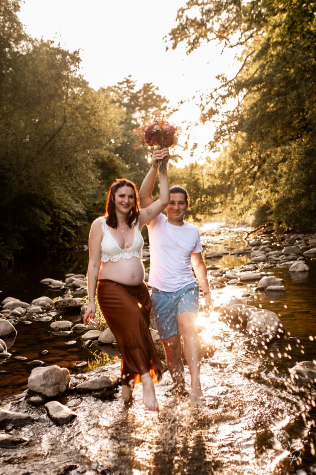 Photo grossesse couple, shooting photo grossesse, les pieds dans l'eau, nature, Haut-Rhin, Alsace