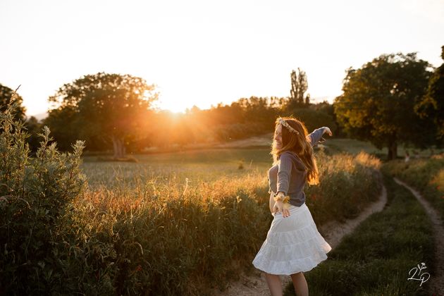 Portrait de femme, femme enceinte qui danse, photographe grossesse Haut-Rhin, shooting photo grossesse