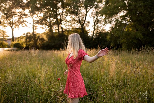 Portrait de femme, champêtre, dans les coquelicots