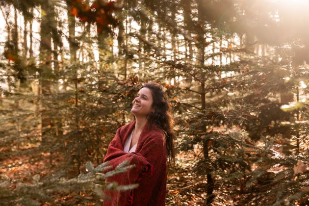 Portrait de femme, rituel, hiver, en forêt, à Thann