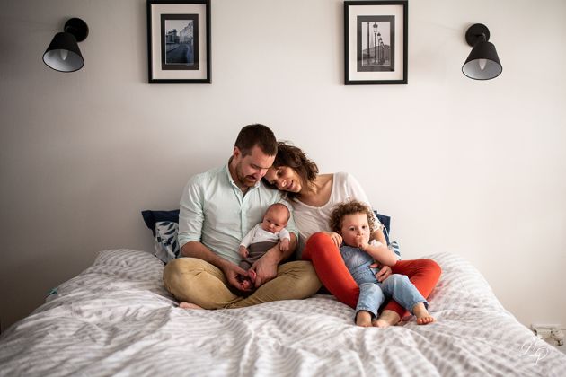 Portrait de famille, à domicile, nouveau né, sur le lit, cosy à la maison, forfait photo naissance, Mulhouse