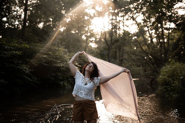 Portrait de femme, rituel, sacré, à la rivière, au bord de l'eau