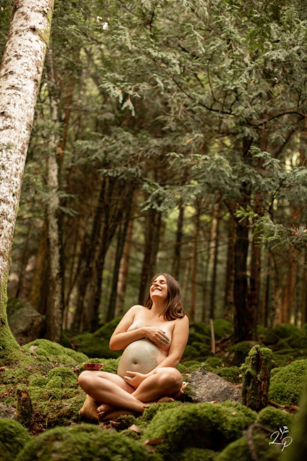 Portrait de femme sauvage, grossesse, à la montagne, en forêt, Vosges
