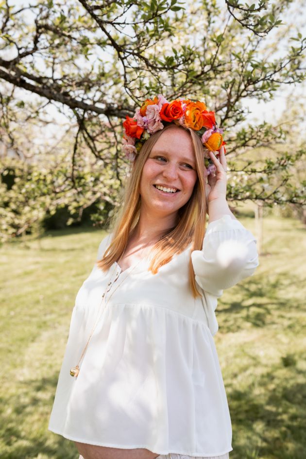 photographe femme enceinte, photo dans les fleurs, Thann