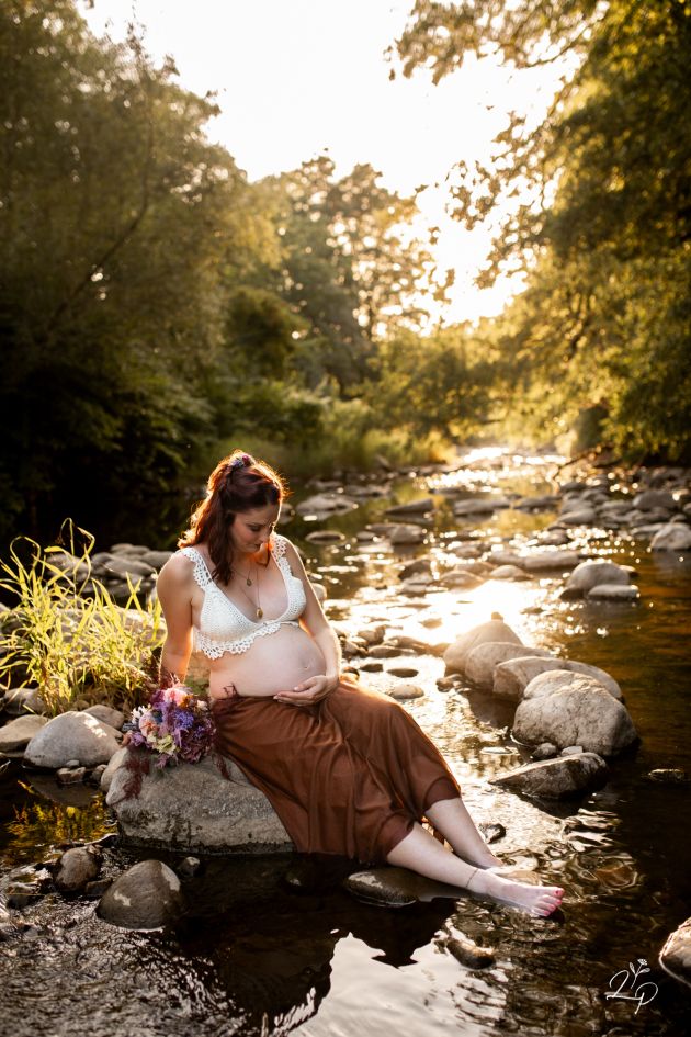 Photographe grossesse Haut-Rhin, maternité, dans la rivière, forfait photo grossesse,  photographe femme enceinte, Thann, Haut-Rhin
