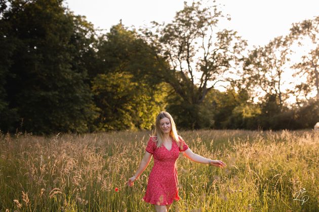 Portrait de femme, champêtre, coquelicot