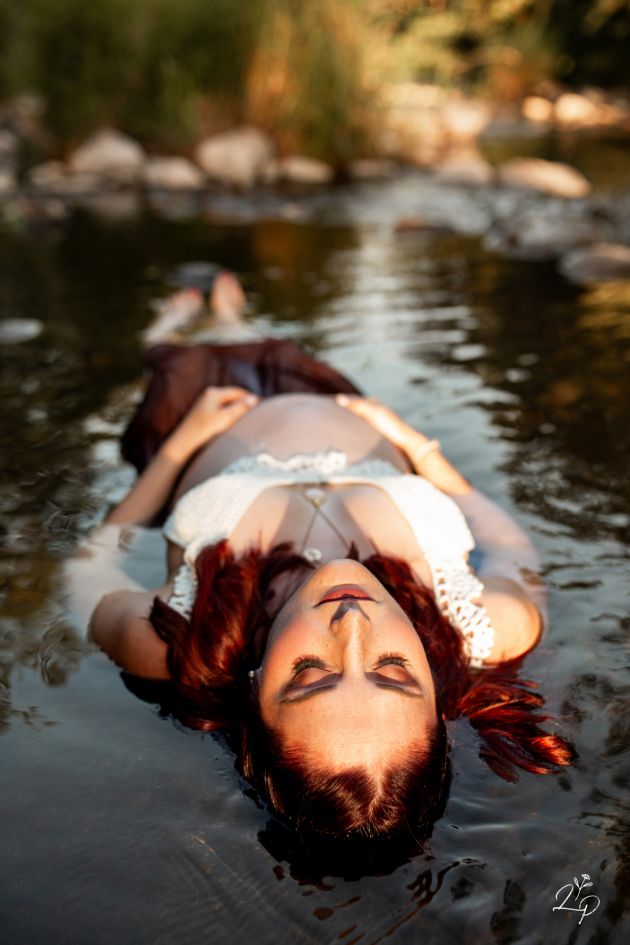 Portrait de femme enceinte, grossesse au bord de l'eau, photo de maternité,  femme enceinte dans l'eau, grossesse sauvage, Sentheim, Haut-Rhin
