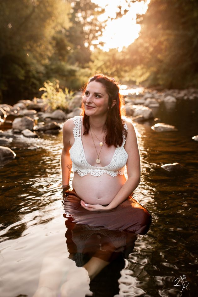 Portrait de femme, enceinte, rituel de grossesse, à la rivière, au bord de l'eau