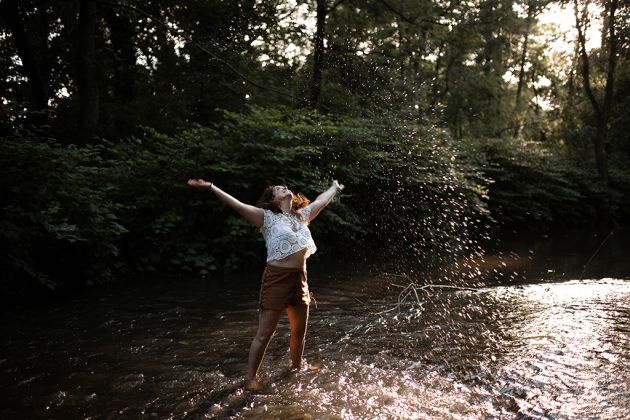 Portrait de femme, rituel, photo au bord de l'eau, à la rivière, Lutterbach