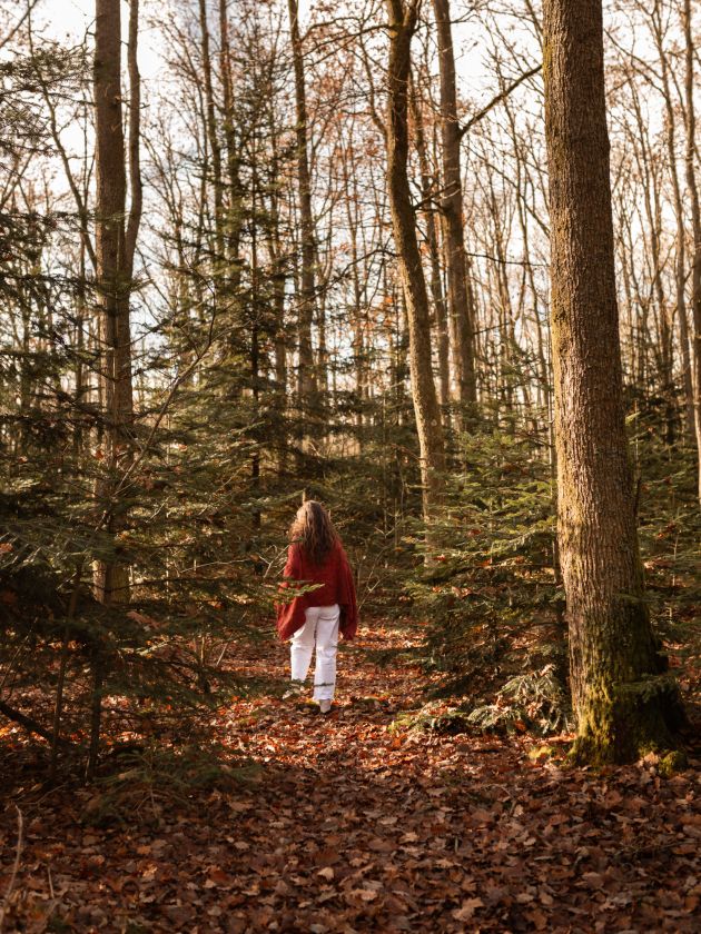 Portrait de femme, rituel, hiver, en forêt