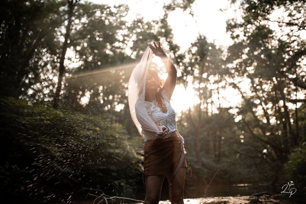 Portrait de femme, rituel, les pieds dans l'eau, shooting photo femme, Haut-Rhin