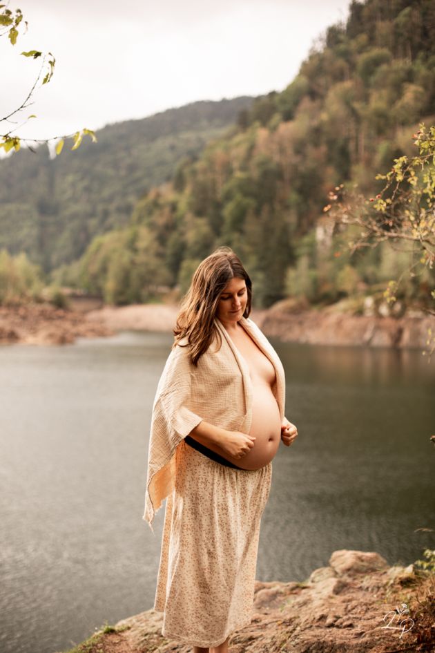 Lauriane Pujo photographe, shooting photo portrait de femme enceinte en extérieur